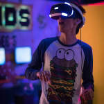Persona usando gafas de realidad virtual en un entorno tecnológico