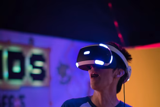 Persona usando gafas de realidad virtual en un entorno tecnológico