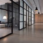 Oficina corporativa con equipos trabajando en software empresarial e inteligencia artificial.