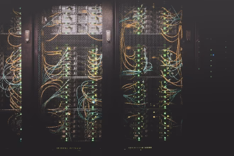 Centro de datos con servidores iluminados para una noticia sobre inteligencia artificial europea