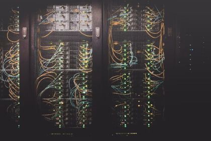 Centro de datos con servidores iluminados para una noticia sobre inteligencia artificial europea