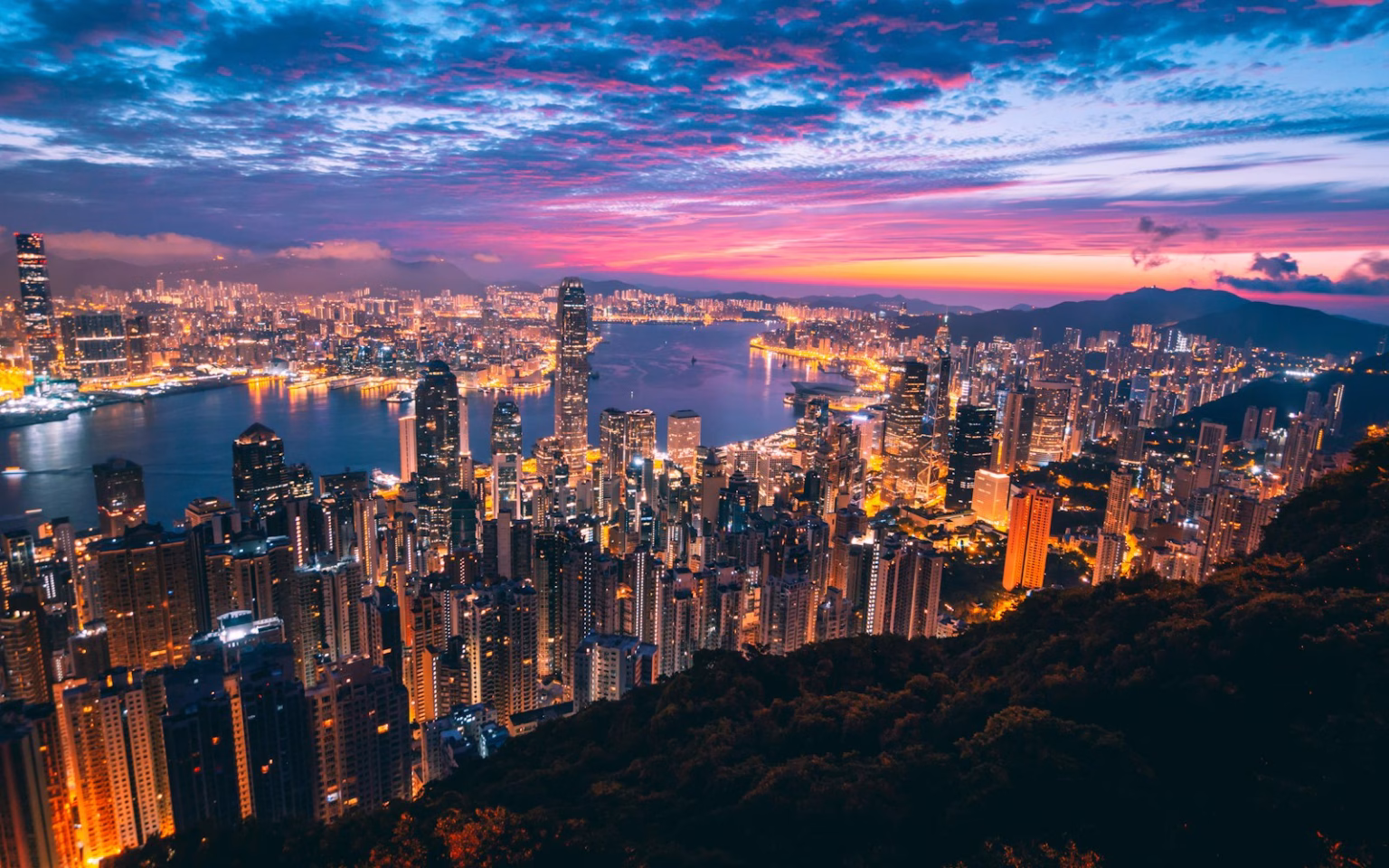 Rascacielos financieros de Hong Kong al atardecer, imagen asociada a mercados tecnológicos asiáticos.