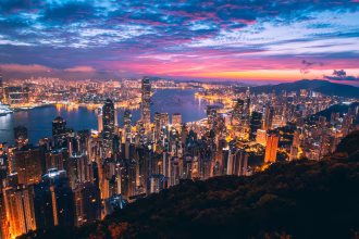 Rascacielos financieros de Hong Kong al atardecer, imagen asociada a mercados tecnológicos asiáticos.