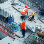 Trabajadores en una obra con equipo de seguridad para una noticia sobre IA en construcción