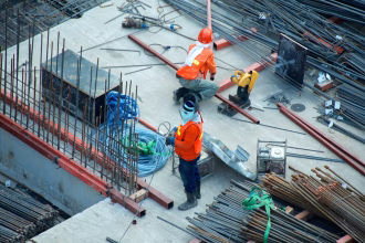 Trabajadores en una obra con equipo de seguridad para una noticia sobre IA en construcción