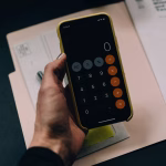 Pantalla con cálculos fiscales y datos de ventas empresariales.