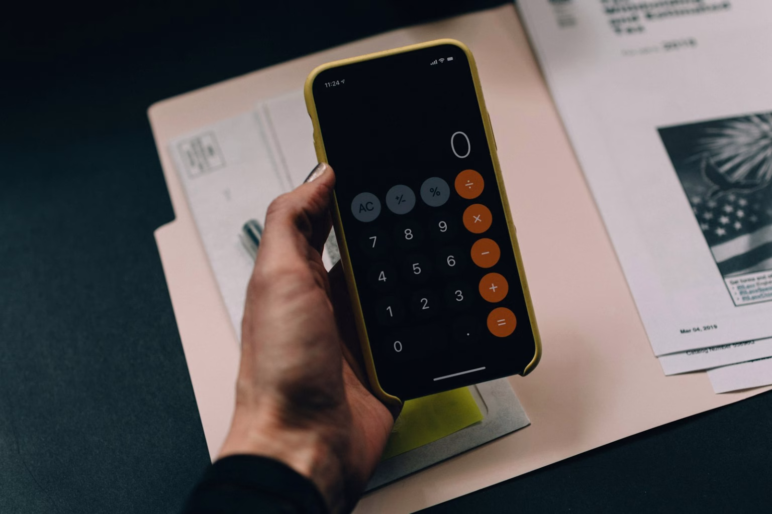Pantalla con cálculos fiscales y datos de ventas empresariales.