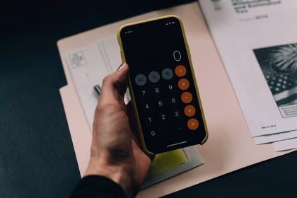 Pantalla con cálculos fiscales y datos de ventas empresariales.