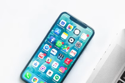 Smartphone moderno sobre una mesa como referencia a cámaras móviles e inteligencia artificial