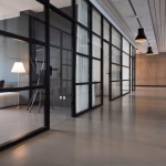 Sala de reuniones tecnológica asociada a gobernanza y seguridad de inteligencia artificial.
