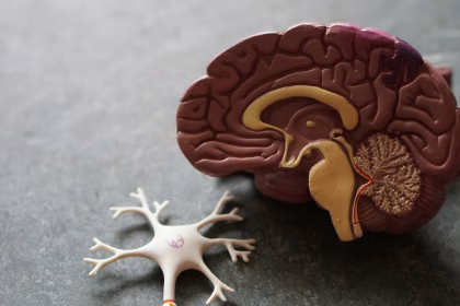 Persona consultando métricas de salud y sueño en un dispositivo conectado.