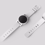 Reloj inteligente y accesorios sobre una mesa, imagen asociada a wearables y salud digital.