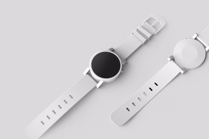 Reloj inteligente y accesorios sobre una mesa, imagen asociada a wearables y salud digital.