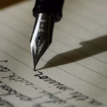 Persona escribiendo en un cuaderno asociada a autoría, contenido y detección de inteligencia artificial.