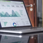 Gráficos de marketing digital y analítica en un ordenador portátil