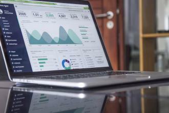 Gráficos de marketing digital y analítica en un ordenador portátil