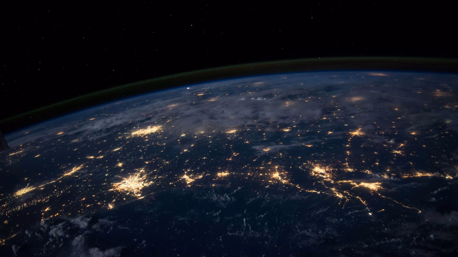 Interior de un centro de datos con filas de servidores iluminados