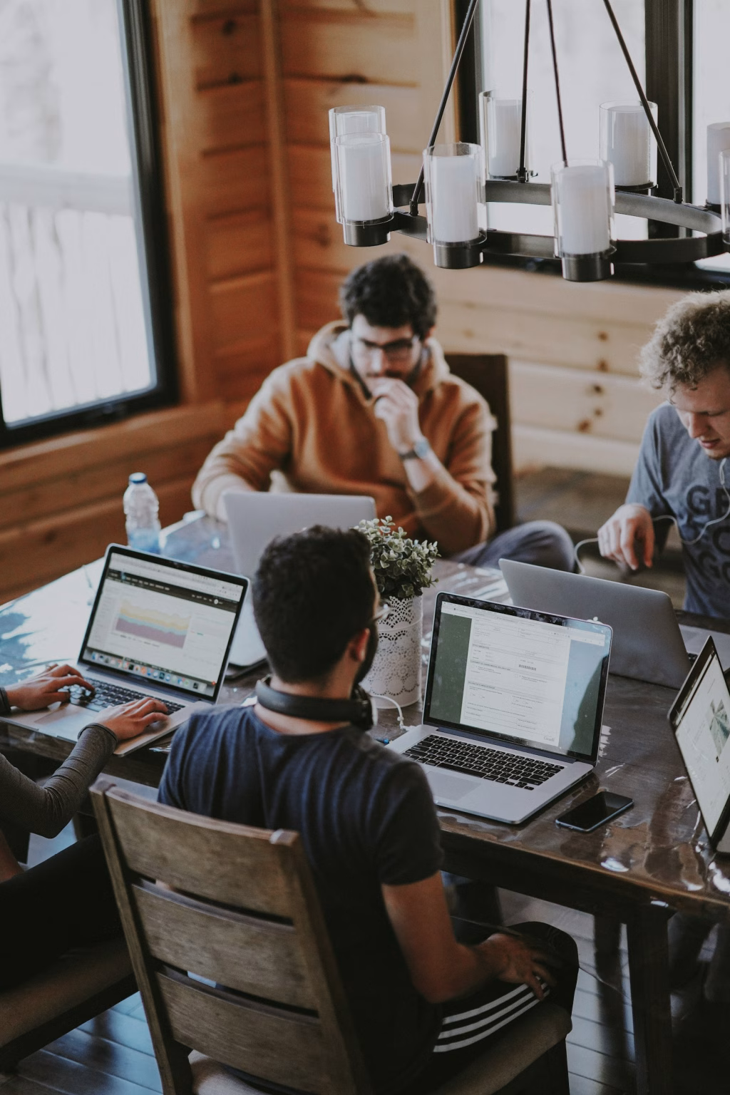 Equipo emprendedor trabajando en una oficina moderna, imagen asociada a startups en ronda de inversión.