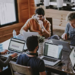 Equipo emprendedor trabajando en una oficina moderna, imagen asociada a startups en ronda de inversión.