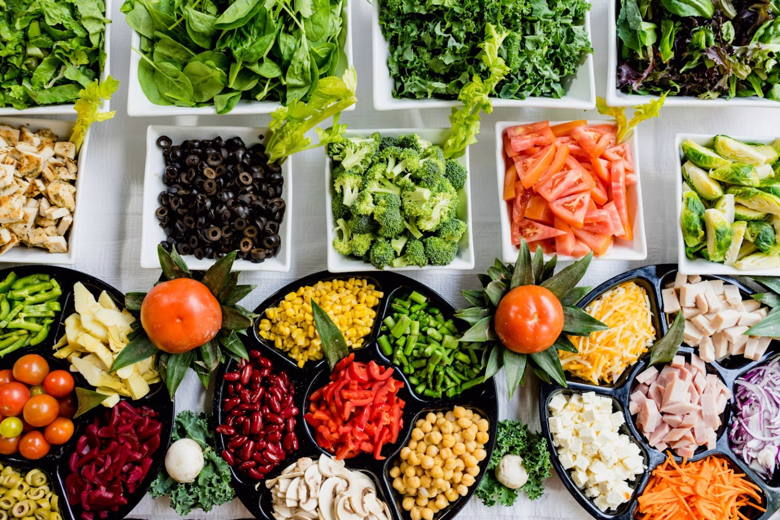 Mesa de trabajo con alimentos saludables y documentos empresariales, imagen asociada a inversión en alimentación ecológica.