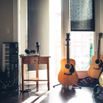 Estudio de música con ordenador y teclado asociado a creación musical con inteligencia artificial.