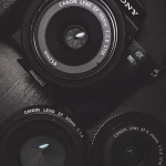 Cámara fotográfica profesional sobre una mesa, relacionada con creación de contenido visual