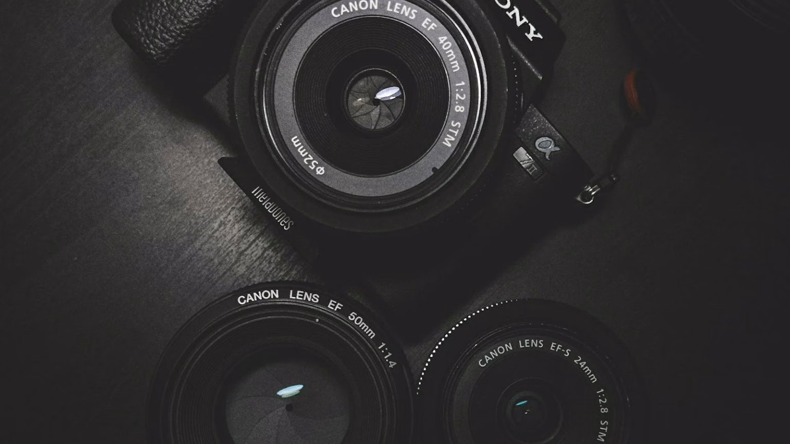 Cámara fotográfica profesional sobre una mesa, relacionada con creación de contenido visual