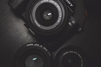 Cámara fotográfica profesional sobre una mesa, relacionada con creación de contenido visual