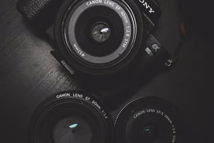 Cámara fotográfica profesional sobre una mesa, relacionada con creación de contenido visual