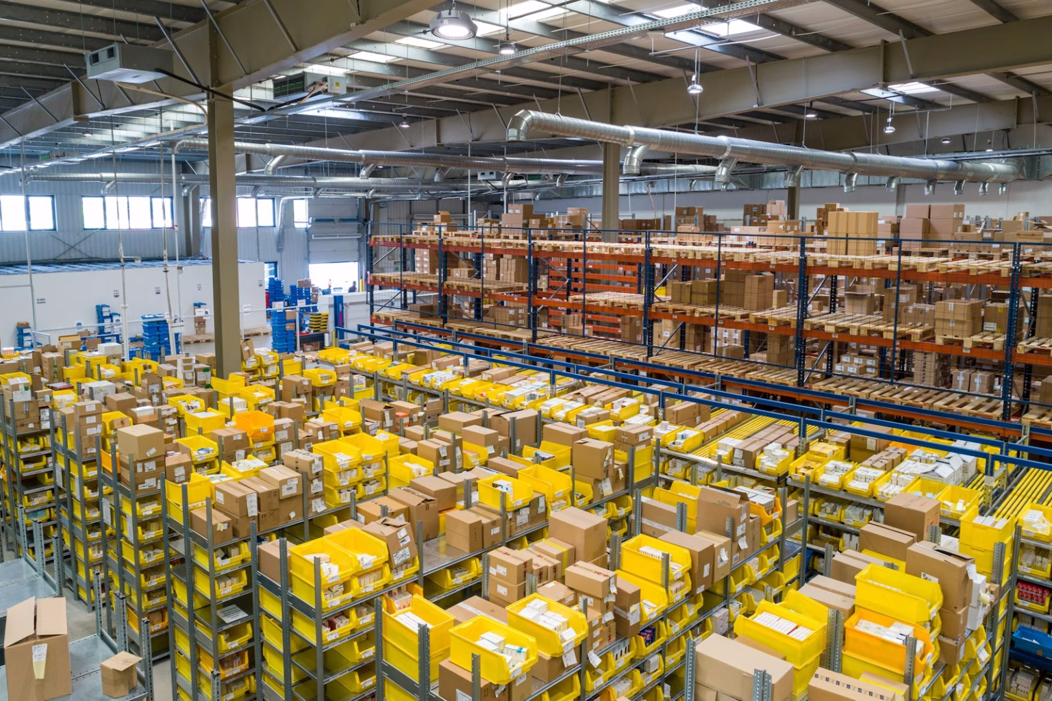 Interior de almacén logístico con estanterías y operaciones de distribución