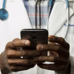 Profesional sanitario utilizando una tableta digital en una consulta