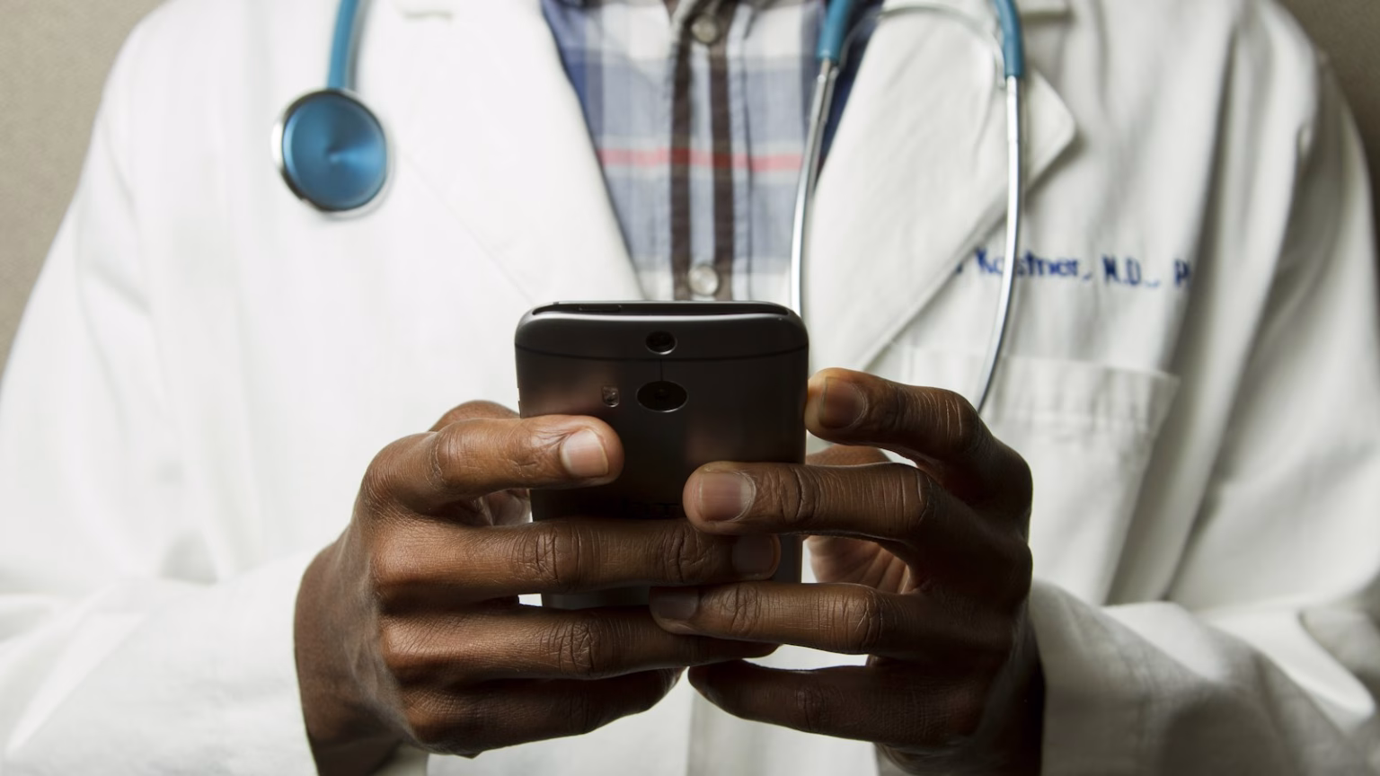 Profesional sanitario utilizando una tableta digital en una consulta