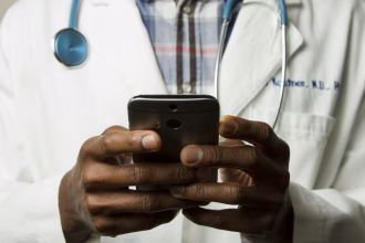 Profesional sanitario utilizando una tableta digital en una consulta