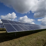Paneles solares en una planta energética para ilustrar inversión en infraestructuras renovables