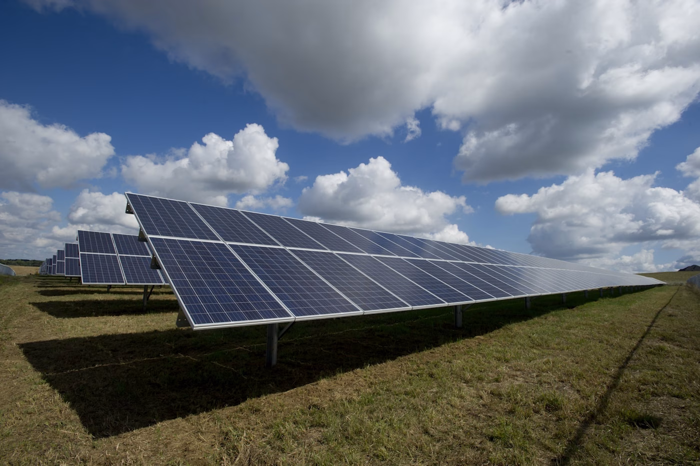 Paneles solares en una planta energética para ilustrar inversión en infraestructuras renovables