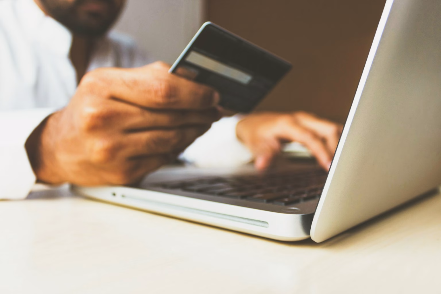 Pago digital con tarjeta y móvil para ilustrar infraestructura fintech internacional