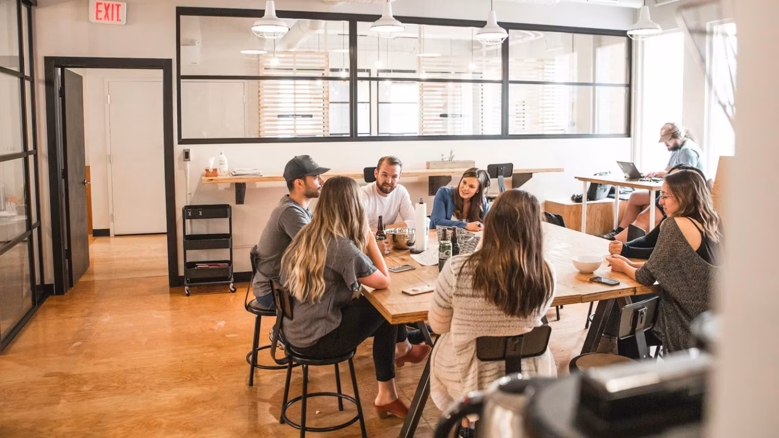 Reunión de equipo en una sala de trabajo, imagen de Unsplash para ilustrar un encuentro de startups e inversión