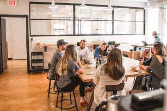 Reunión de equipo en una sala de trabajo, imagen de Unsplash para ilustrar un encuentro de startups e inversión