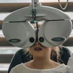 Equipo de examen oftalmológico, imagen de Unsplash para tecnología médica de visión