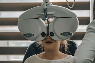 Equipo de examen oftalmológico, imagen de Unsplash para tecnología médica de visión