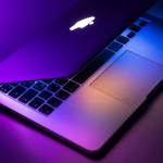 Ordenador MacBook sobre una mesa de trabajo, asociado a privacidad y seguridad en macOS.