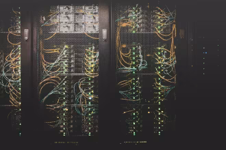 Centro de datos y servidores, imagen asociada a supercomputación e inteligencia artificial.