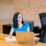 Profesionales analizando datos financieros en una oficina