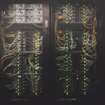 Centro de datos y servidores conectados para representar infraestructura cloud y edge.