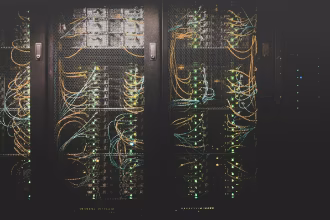Centro de datos y servidores conectados para representar infraestructura cloud y edge.