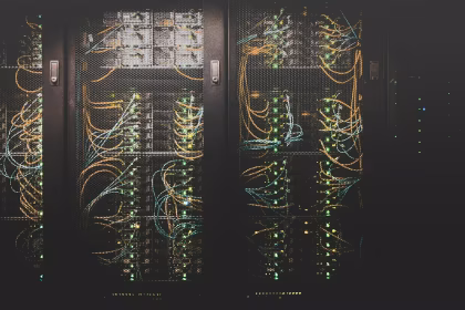 Centro de datos y servidores conectados para representar infraestructura cloud y edge.
