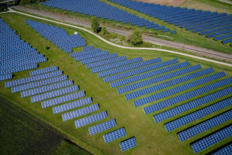 Instalación industrial de energía con paneles solares