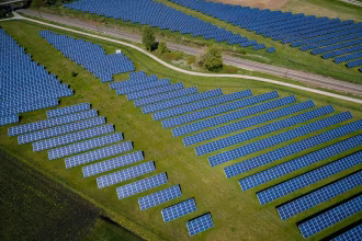 Instalación industrial de energía con paneles solares