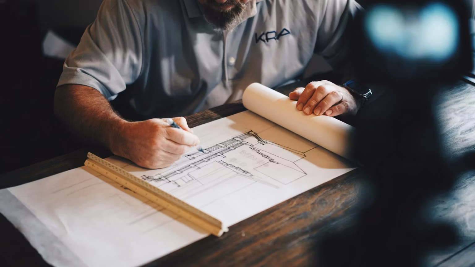 Profesionales revisando planos de un proyecto de construcción
