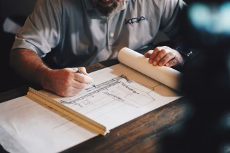 Profesionales revisando planos de un proyecto de construcción